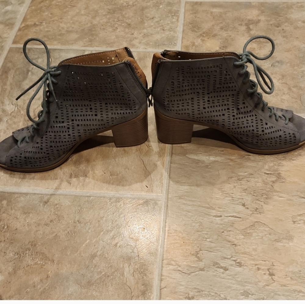 Adorable lace up zippered low heal beautiful blue dream pairs booties size 7.5